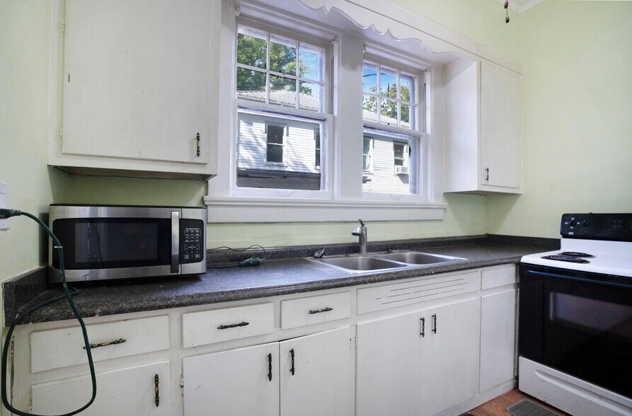 Building Photo - 2008 S Main St