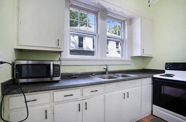 Building Photo - Charming Historic 2BR Apartment with Garag...