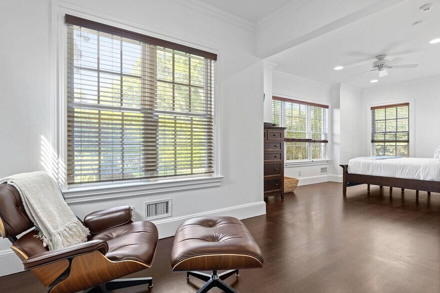 Building Photo - 50 Narrow Ln