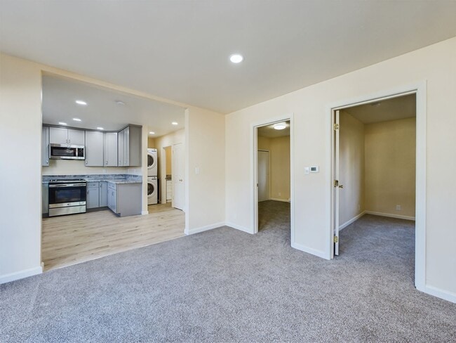 Building Photo - Modern 3BD/ABA duplex home features high-e...