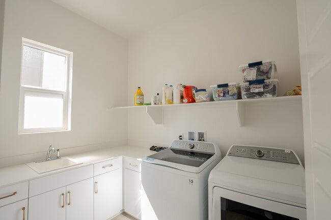 Laundry room with sink - 26939 Goldfinch Ln
