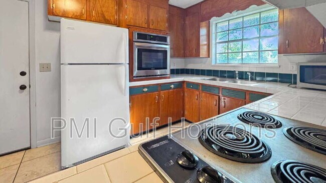 Building Photo - 8053 Malibu Cir