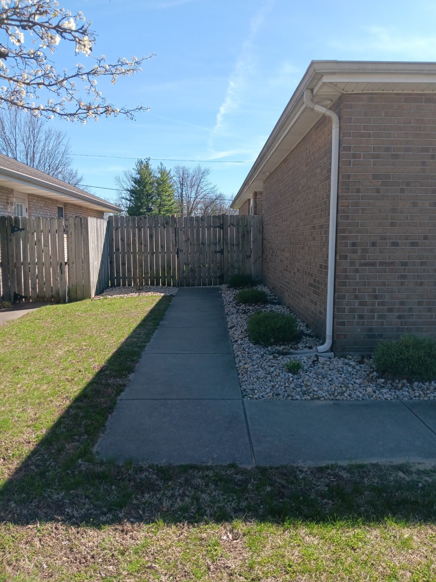 Building Photo - 816 Emma Dr