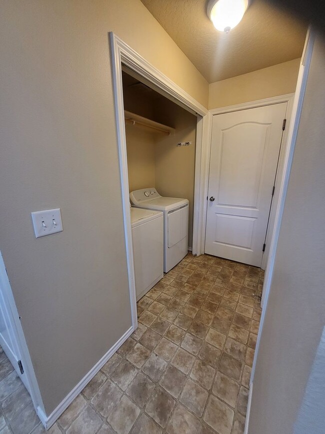 Building Photo - Cute Townhouse