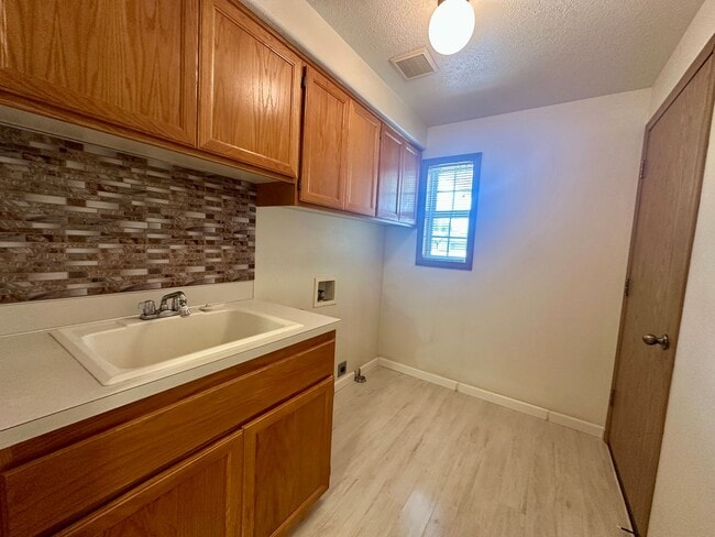 Building Photo - Three Bedroom Home in Keizer with a Puttin...
