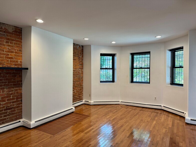 Building Photo - 390 Riverway