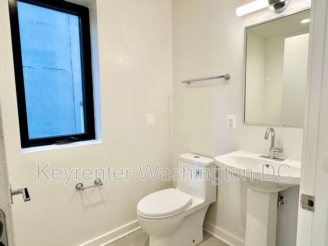 Building Photo - 1460 Belmont St NW