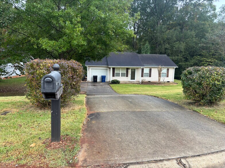 Building Photo - 438 Old Colony Rd