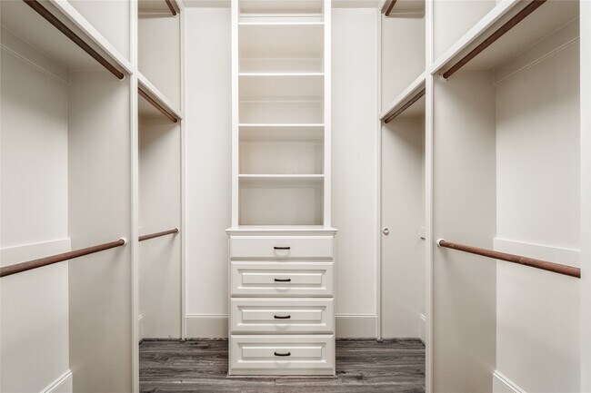 Building Photo - 4222 Stonebrook Ln