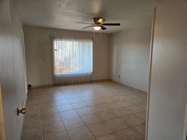 Building Photo - Beautiful 3 Bed 1.75 bath Corner lot, with...