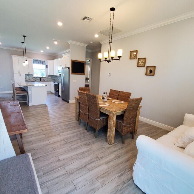 Building Photo - 2161 SE Sunflower St