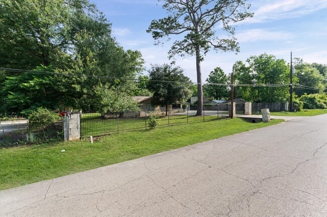 Building Photo - 1505 Gladiola Ave