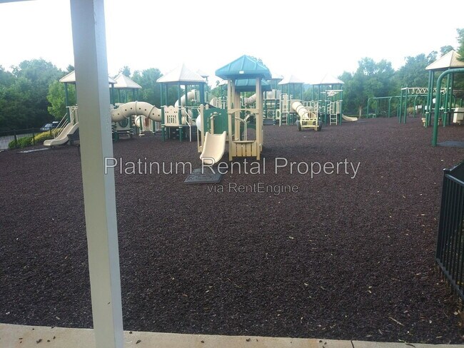 Building Photo - 221 Balaban Cir