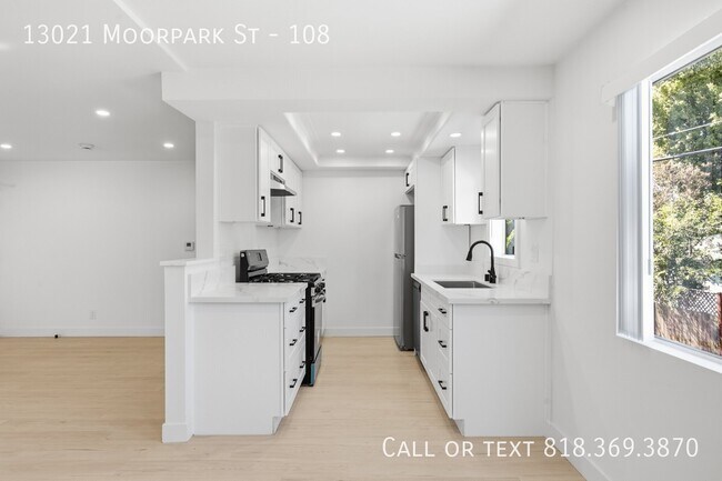 Building Photo - 13021 Moorpark St