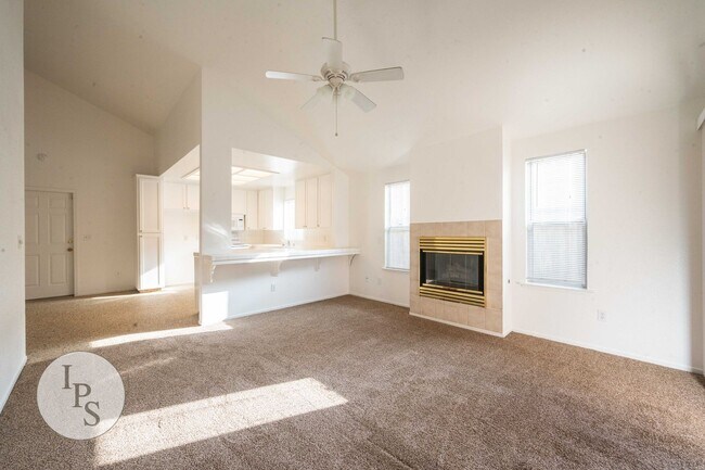 Building Photo - North West Fresno Home, 3BR/2BA, Lots of Amenities
