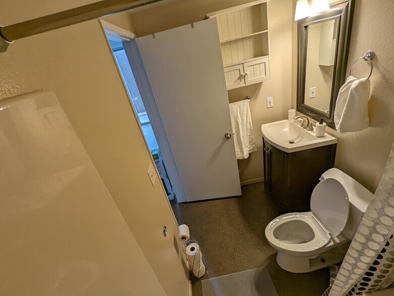 Building Photo - 948 G St