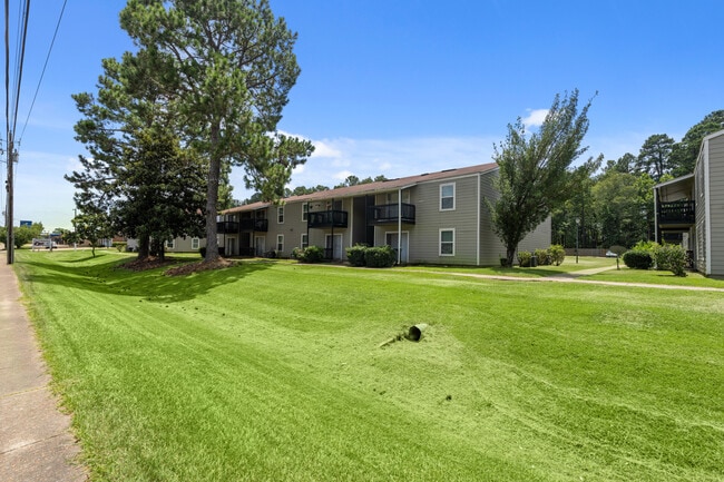 Community Exterior - Creekside Apartments