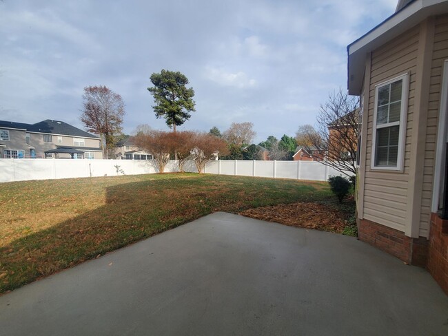 Building Photo - 4 BR 2.5BA Single family home located in E...