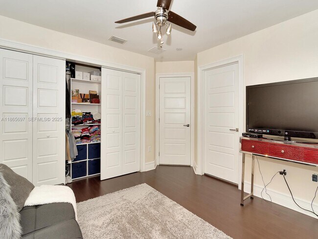 Building Photo - 3141 Hollywood Blvd