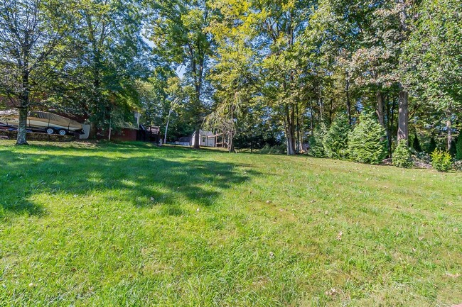 Building Photo - Beautiful Home in Hendersonville!