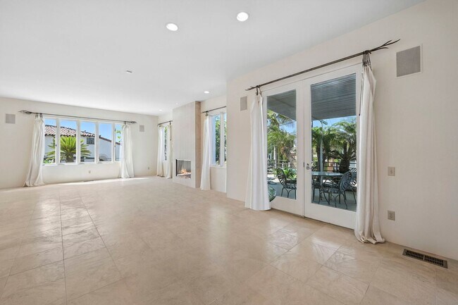 Building Photo - Gorgeous 3 Bed/3 Ba Home Tucked Away in th...