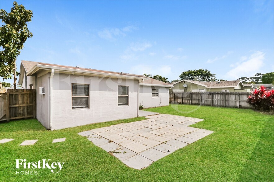 Building Photo - 8800 SW 10th St