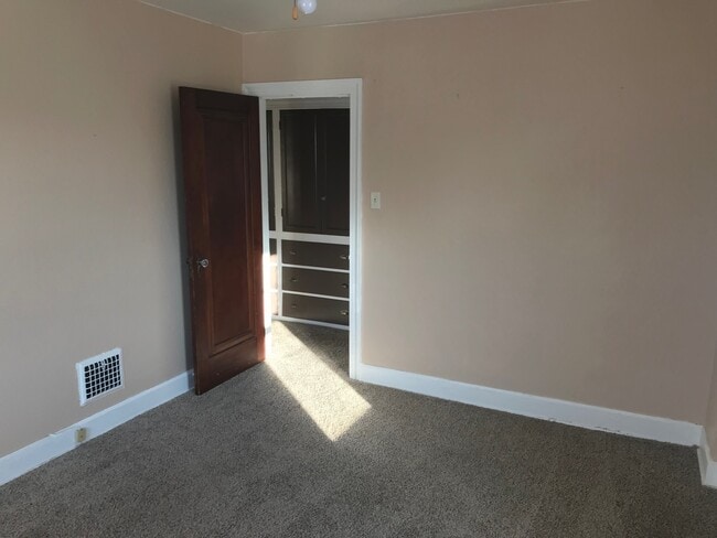 Building Photo - 323 Hillview Dr