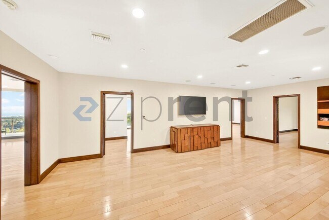 Building Photo - Unit