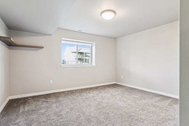 Building Photo - 785 River Bnd Ln