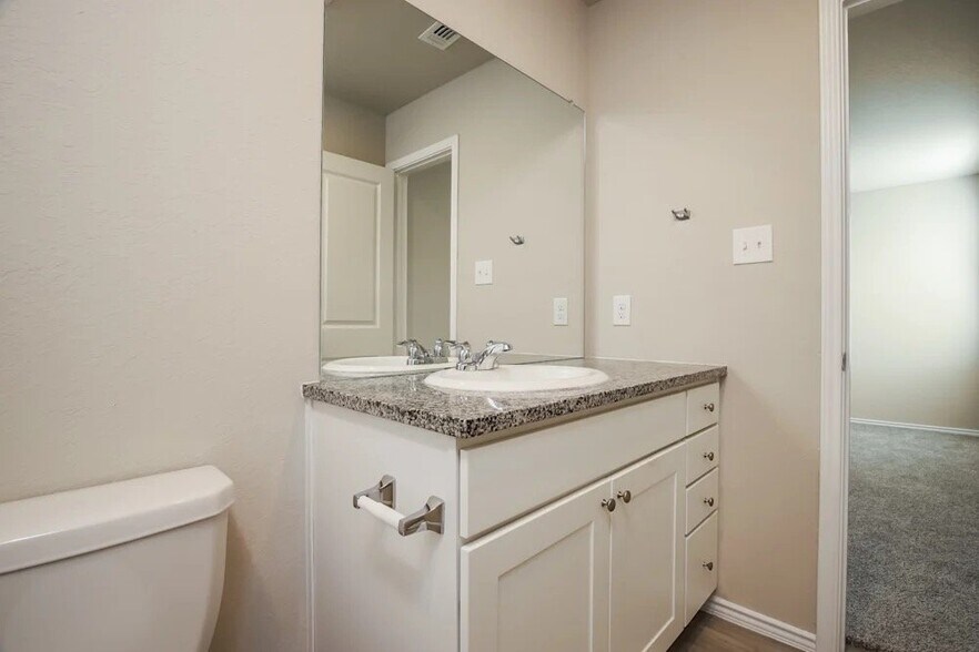 Building Photo - 5735 Leon Pl