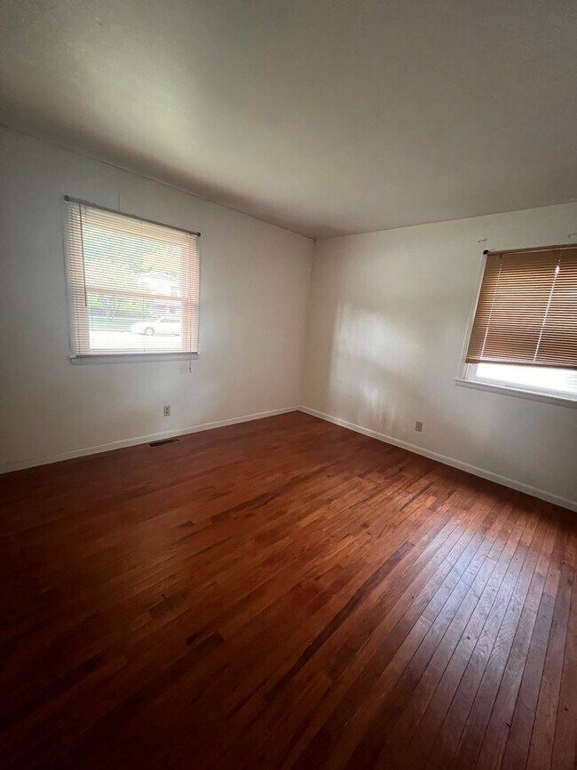 Building Photo - Cozy 3 BR Home in Convenient Location - Sh...