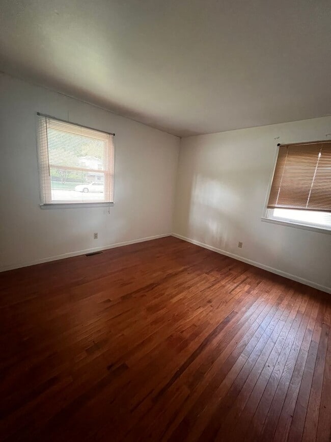 Building Photo - Cozy 3 BR Home in Convenient Location