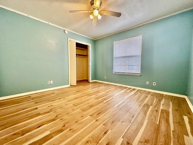 Building Photo - Spacious 3/2 With Office