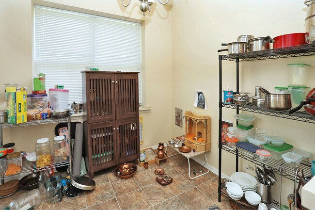 Building Photo - 2800 Northampton Dr