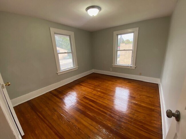 Building Photo - Bright 3BR+2BA Bungalow by Downtown