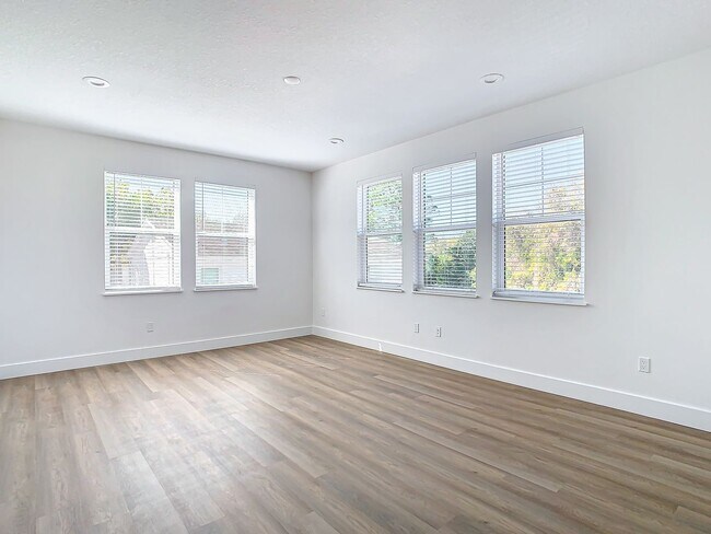 Building Photo - Brand New Constructed Townhouse in South Tampa - Available October 2024