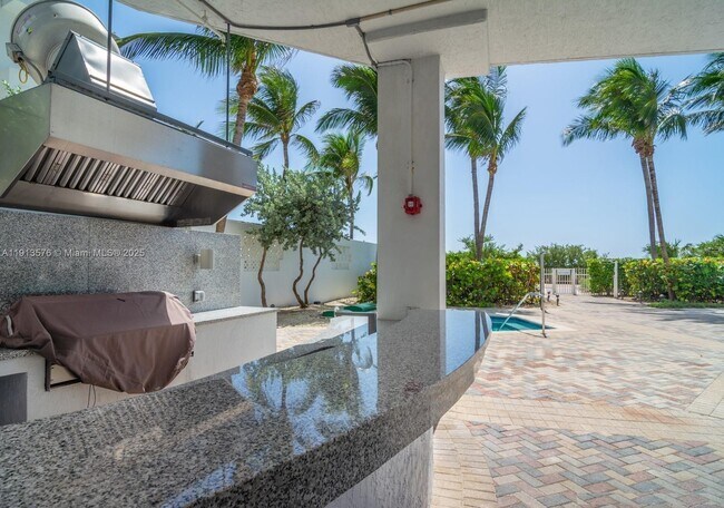 Building Photo - 6515 Collins Ave