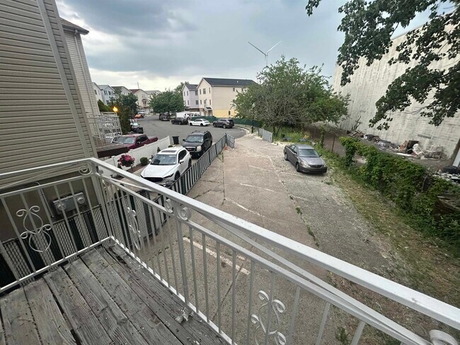 Building Photo - 30 Elm Ct