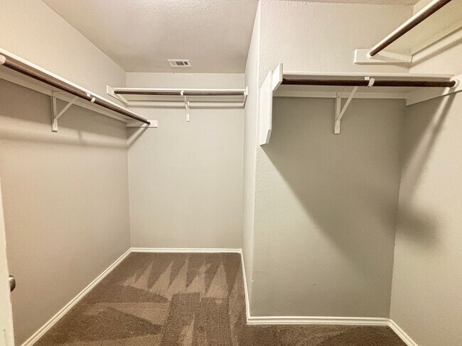 Building Photo - 4-bed 2-bath home in Alamo Ranch Area
