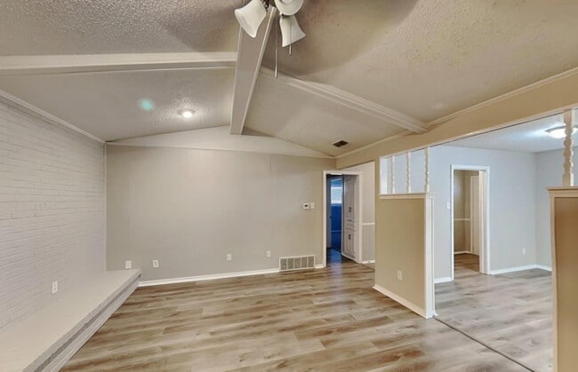 Building Photo - MOVE IN READY