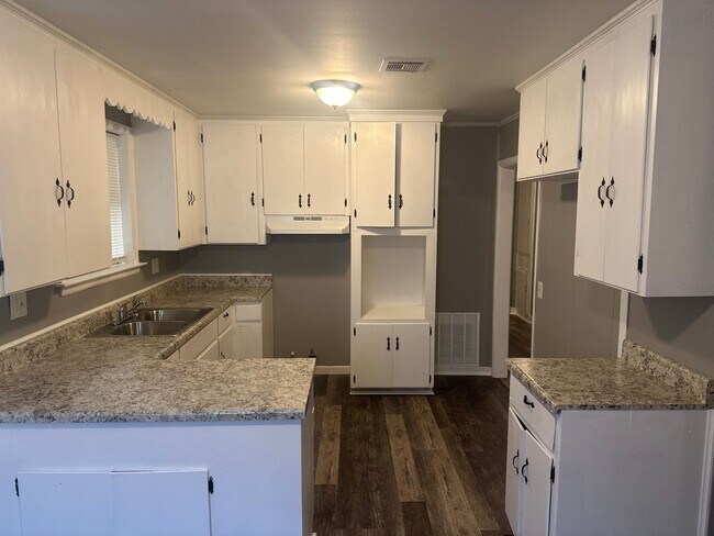 Building Photo - 3 bed fully renovated MHA Vouchers Welcomed!!!