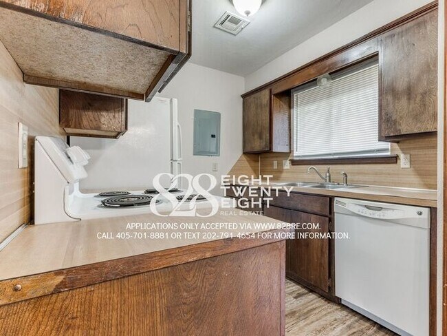 Building Photo - West Norman 2 Bed/1 Bath Duplex WITH Fenced Backyard! AVAILABLE NOW!