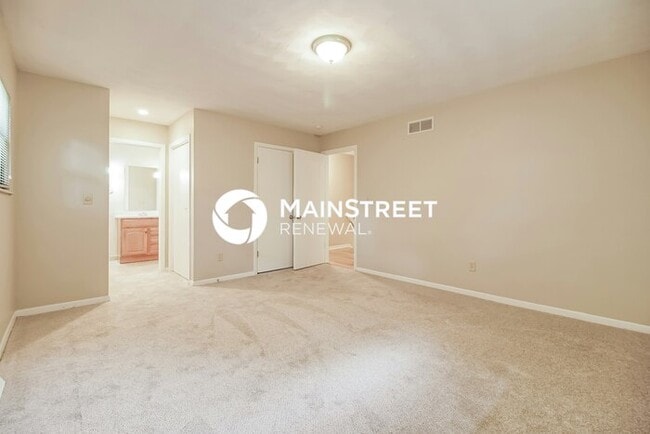 Building Photo - 4 Bedroom Pet-Friendly Home in Columbus, OH with Main Street Renewal