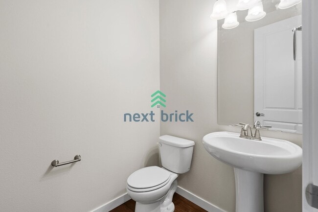 Building Photo - 5 BED & 3.5 BATH FOR RENT