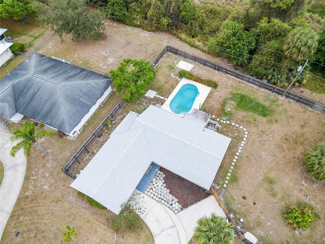 Building Photo - 607 Coconut Ave N