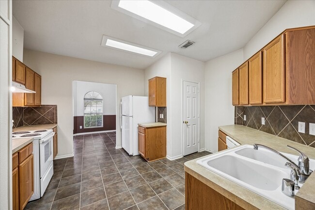 Building Photo - 15519 Hickory Dale St