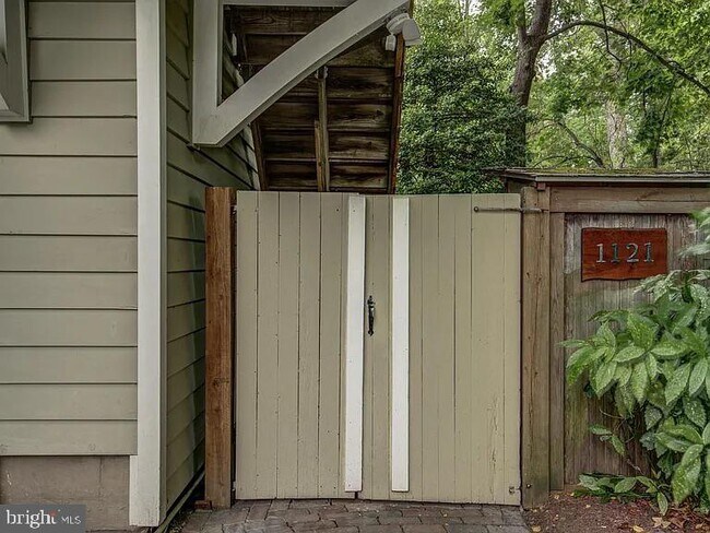 Building Photo - 1121 Tyler Ave