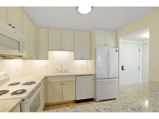 Building Photo - 1425 W 28th St