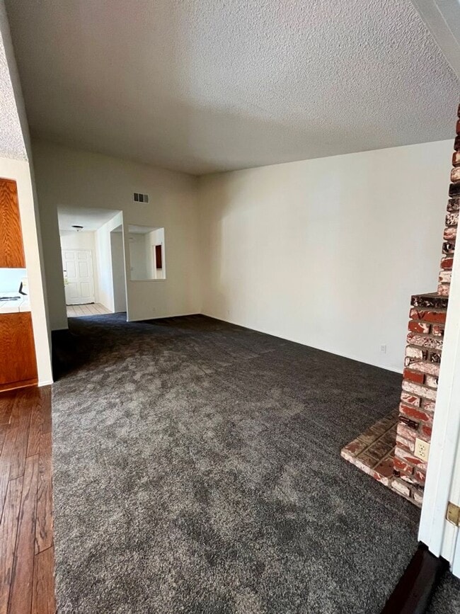 Building Photo - Single-story in Van Nuys w/3+2, bonus room...