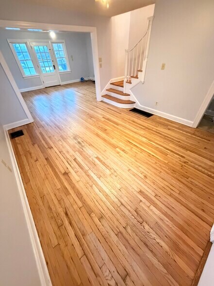 Dining room/Living Room - 121 S High St